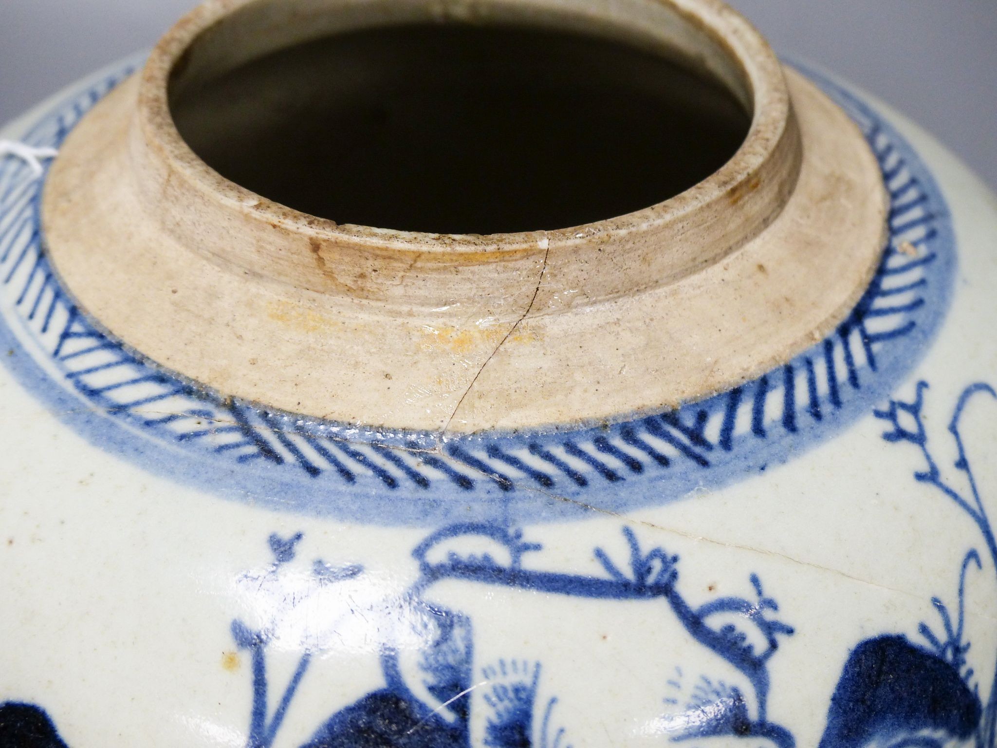 A 19th century Chinese blue and white jar, 20.5 cm high, of squat baluster form, seascape decoration (damage) 20cm